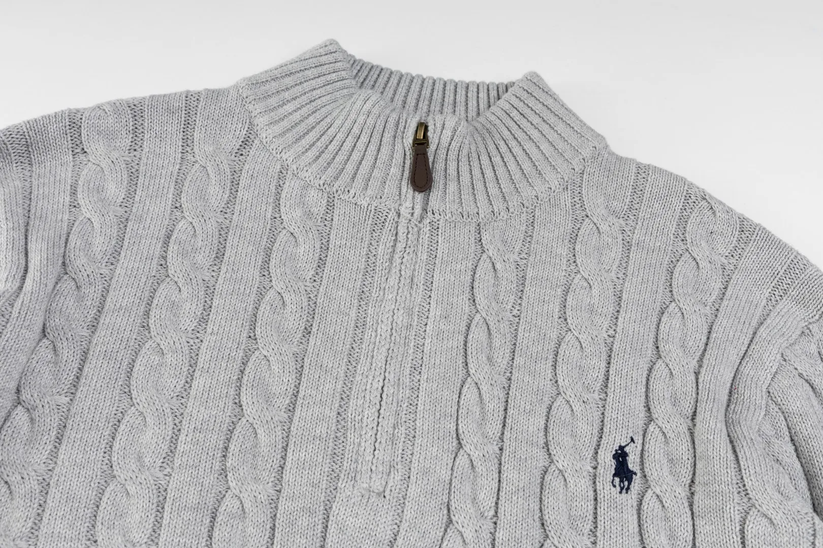 P236 #R92 RALPH LAUREN Ralph Lauren fifteen colors classic small label embroidery logo turtleneck pullover half-zip knitted cable sweater with high-density LOGO embroidery on the chest and original customized tag accessories. Made of pure cotton yarn, pure cotton is skin-friendly and comfortable, small label war horse embroidered twist turtleneck sweater 🐎 high quality, follow the blogger to learn how to wear it! Let’s buy a Ralph Lauren cable sweater. It’s a super hard-to-find series after it became popular. It’s hard to find one on the official website. It’s simple and practical to wear, with a lazy and loose feel. The thickened fabric has more texture, feels soft and delicate, and has a loose fit. Whether worn alone or layered, you can wear different styles of fashion with just one piece!   Size：XS S M L